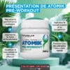Pot de ATOMIK Pré-Workout sur socle vert avec décor tropical et slogans affichés autour.
