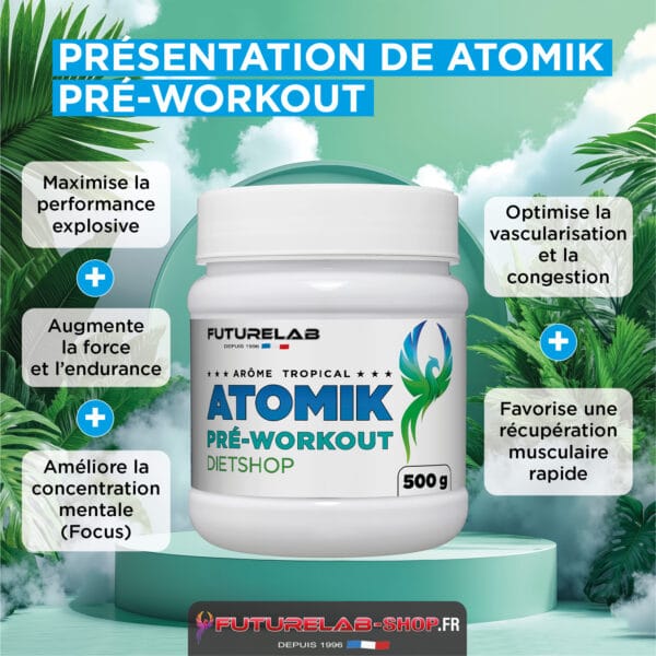 Pot de ATOMIK Pré-Workout sur socle vert avec décor tropical et slogans affichés autour.