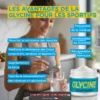 Publicité d’un produit Glycine: femme mesurant une cuillère dans un verre, pot de Glycine en poudre à côté, texte “LES AVANTAGES DE LA GLYCINE POUR LES SPORTIFS”.
