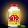 Gélule blanche avec étiquette jaune “Q10 Vitamine E” et bouchon rouge, aura lumineuse autour du flacon et feuilles vertes au pied.