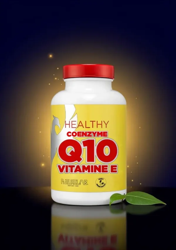 Gélule blanche avec étiquette jaune “Q10 Vitamine E” et bouchon rouge, aura lumineuse autour du flacon et feuilles vertes au pied.