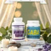 Pack anti-stress: deux compléments en flacons sur socle, décor zen avec bougies et galets, ambiance relaxation.