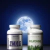 PACK SOMMEIL: deux compléments alimentaires en flacons blancs sur fond nocturne avec lune bleue, feuille verte et feuilles en motif.