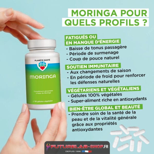 Homme tenant une bouteille blanche de moringa en arrière-plan turquoise, avec texte en blocs verts et liste des bienfaits moringa.